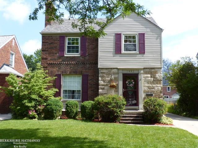 front view picture of 1882 Hunt Club Dr, Grosse Pointe, MI. 48236