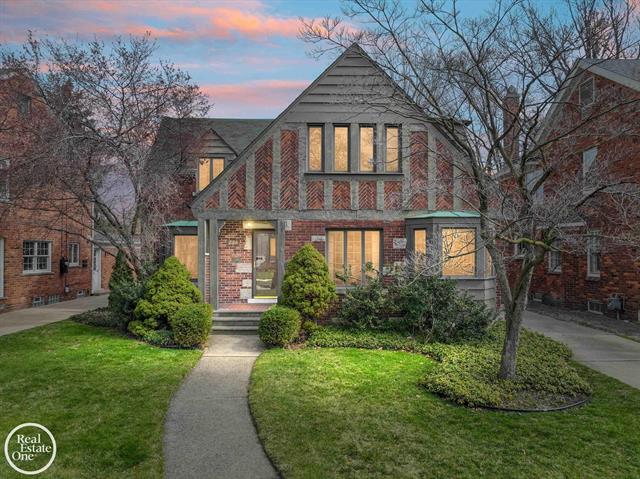 front view picture of 268 Kenwood Ct, Grosse Pointe, MI. 48236