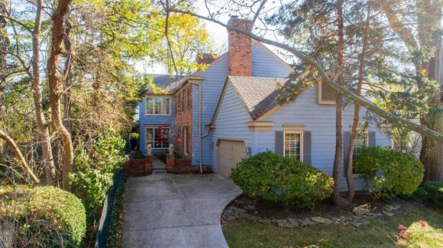 front view picture of 194 Charlevoix Ave, Grosse Pointe, MI. 48236