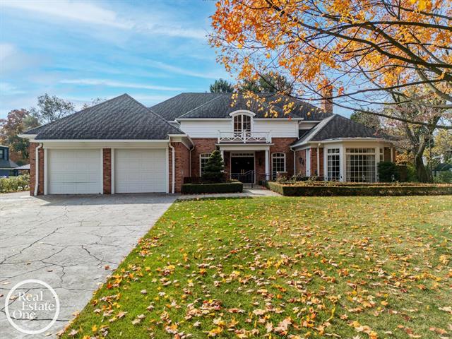 front view picture of 161 Lothrop Rd, Grosse Pointe, MI. 48236