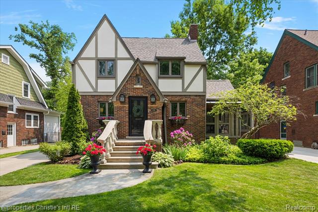 front view picture of 676 Washington, Grosse Pointe, MI. 48230