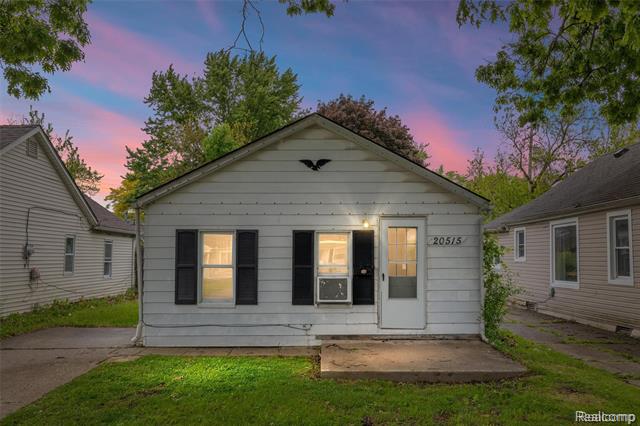 front view picture of 20515 Hollywood, Harper Woods, MI. 48225