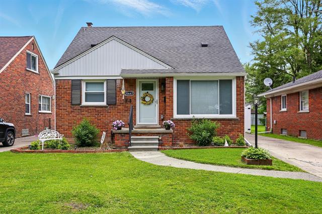 front view picture of 20647 Kenmore, Harper Woods, MI. 48225