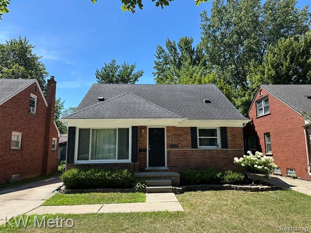front view picture of 20498 Country Club, Harper Woods, MI. 48225