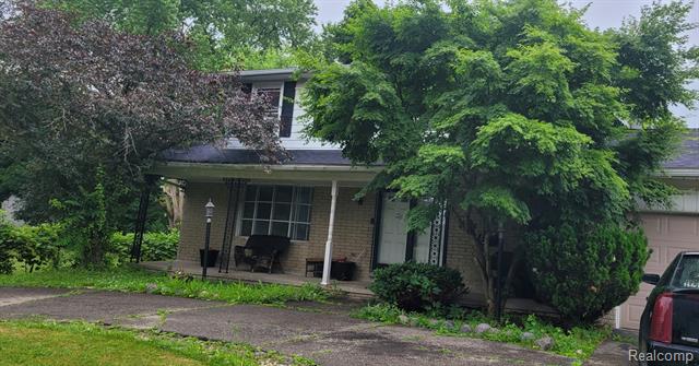 front view picture of 19780 Beaconsfield, Harper Woods, MI. 48225