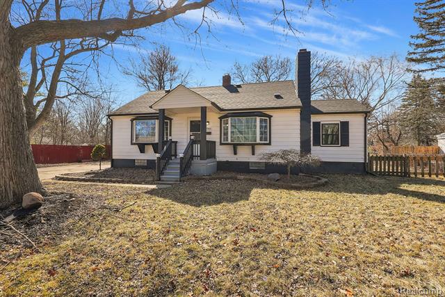 front view picture of 19966 Woodland, Harper Woods, MI. 48225