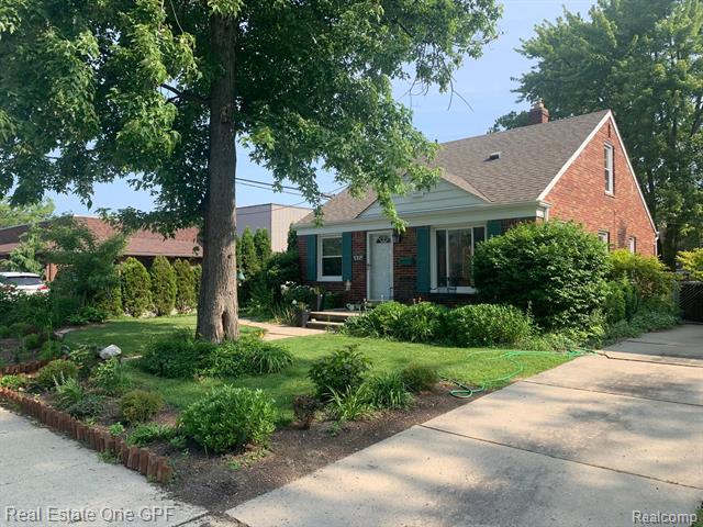 front view picture of 2368 Stanhope Ave, Grosse Pointe, MI. 48236
