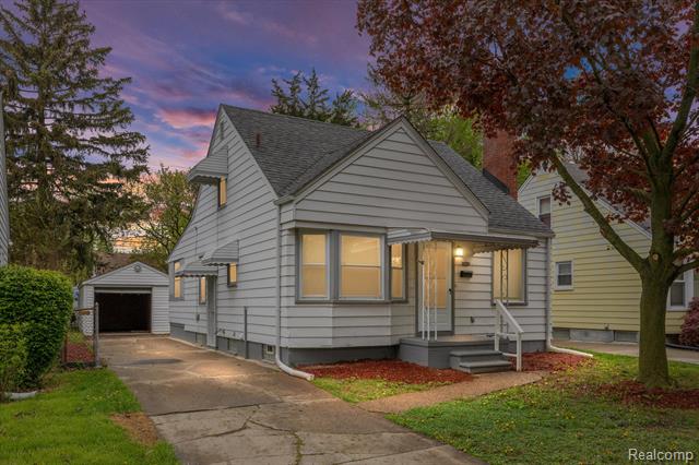 front view picture of 20000 Roscommon, Harper Woods, MI. 48225