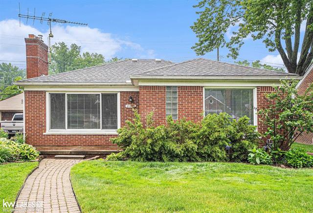 front view picture of 2107 Allard Ave, Grosse Pointe, MI. 48236
