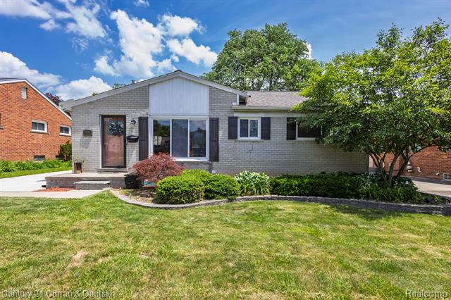 front view picture of 32204 Leelane Rd, Farmington, MI. 48336
