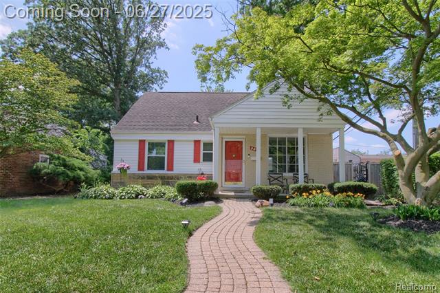 front view picture of 2371 Allard Ave, Grosse Pointe, MI. 48236