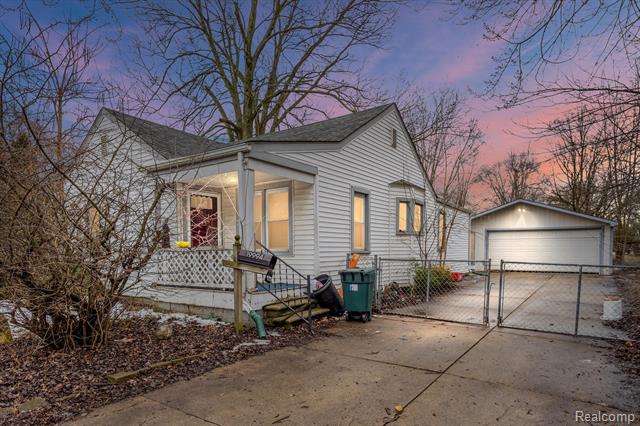 front view picture of 19994 Woodland, Harper Woods, MI. 48225
