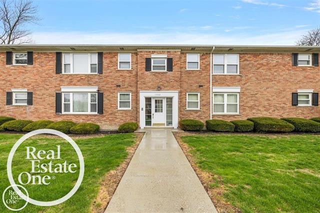 front view picture of 17560 Mack, Grosse Pointe, MI. 48230
