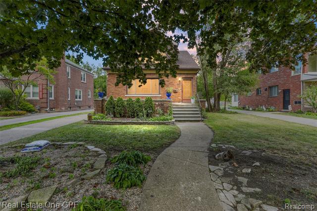 front view picture of 818 Neff, Grosse Pointe, MI. 48230