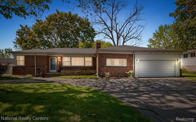 front view picture of 19434 Eastwood, Harper Woods, MI. 48225