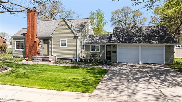 front view picture of 19059 Huntington, Harper Woods, MI. 48225