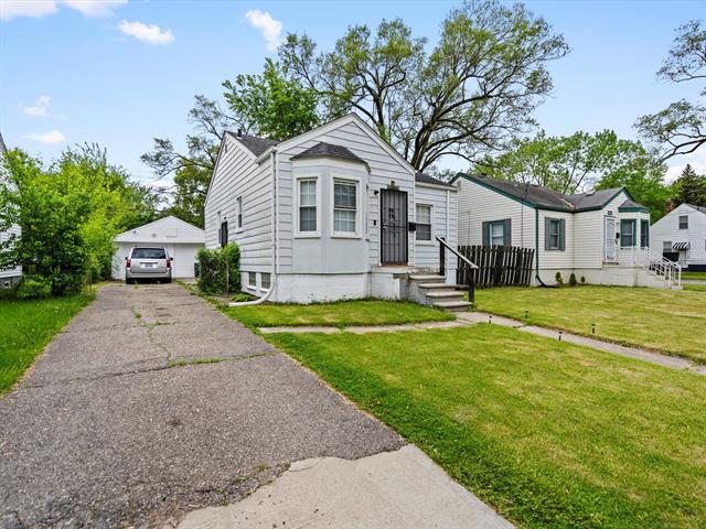 front view picture of 18914 Elkhart, Harper Woods, MI. 48225