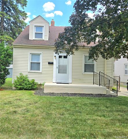 front view picture of 19332 Beaconsfield, Harper Woods, MI. 48225