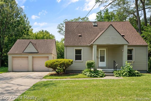 front view picture of 19330 Eastwood, Harper Woods, MI. 48225