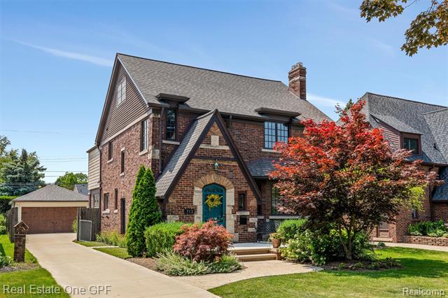 front view picture of 713 University, Grosse Pointe, MI. 48230