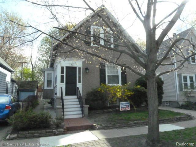 front view picture of 125 Muir Rd, Grosse Pointe, MI. 48236