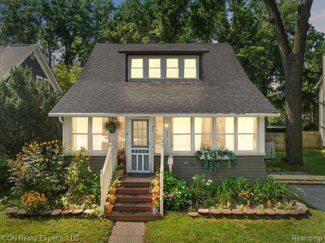 front view picture of 33731 Shiawassee Rd, Farmington, MI. 48335