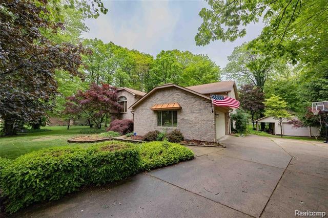 front view picture of 28503 Margaret Ln, New Boston, MI. 48164