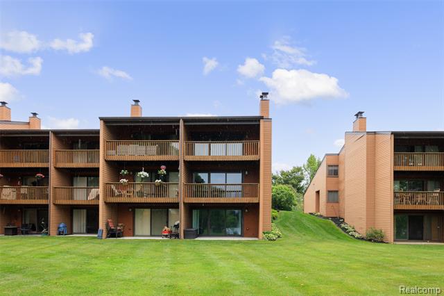 front view picture of 48201 Bayshore Dr, Belleville, MI. 48111