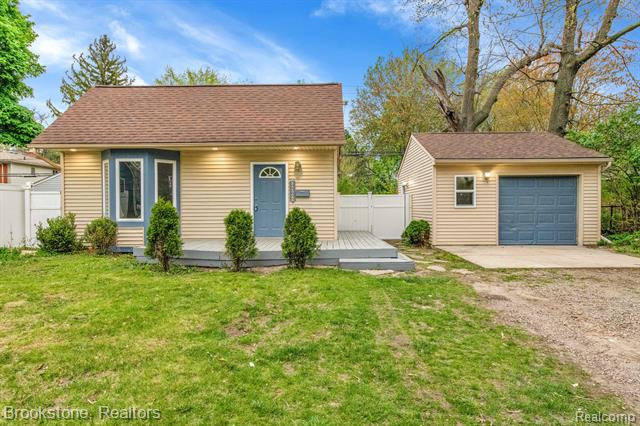 front view picture of 8228 Oak Park Blvd, Oak Park, MI. 48237