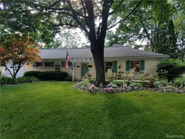 front view picture of 33650 Hillcrest Dr, Farmington, MI. 48335