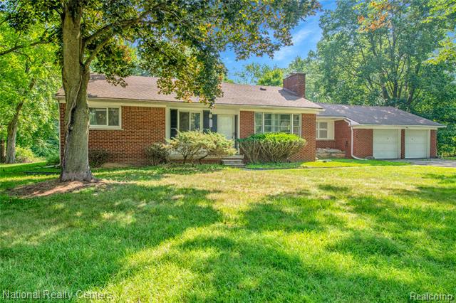 front view picture of 23500 Oliver Ct, Southfield, MI. 48033