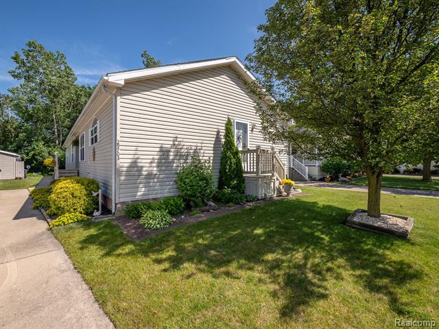 front view picture of 29703 Vinewood Ln, Rockwood, MI. 48173