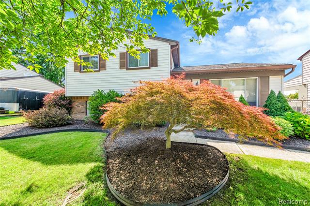 front view picture of 29730 Cambridge, Flat Rock, MI. 48134