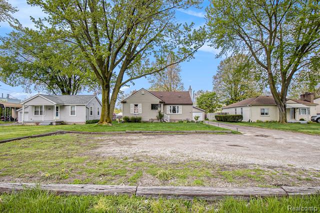front view picture of 21128 Huron River, Rockwood, MI. 48173
