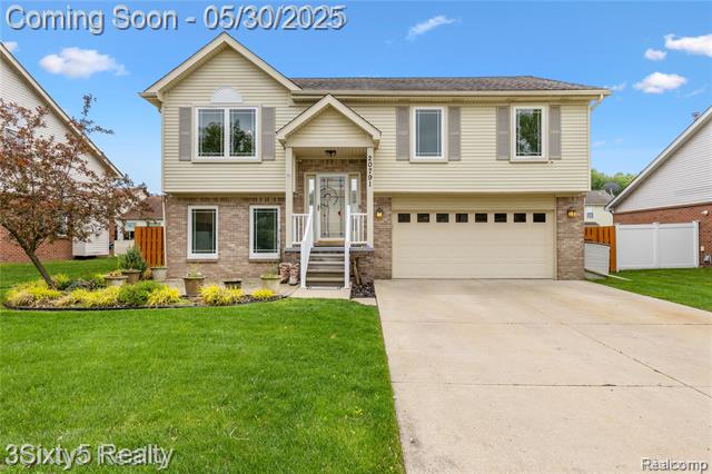 front view picture of 20791 Busenbark Ln, Trenton, MI. 48183