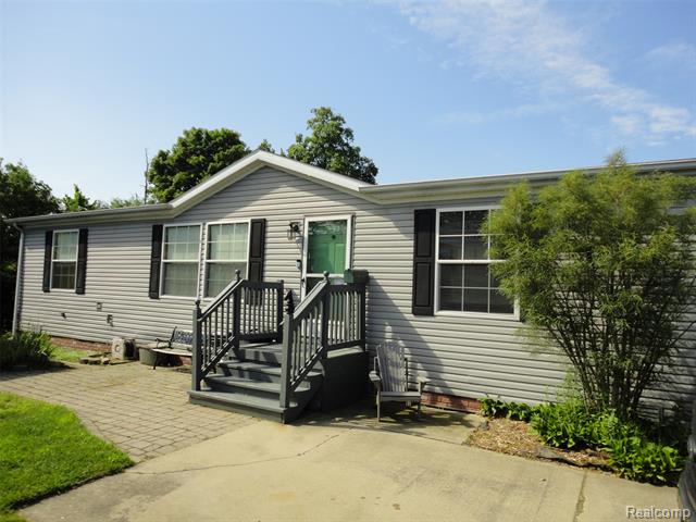 front view picture of 29269 Hidden River Dr, Rockwood, MI. 48173