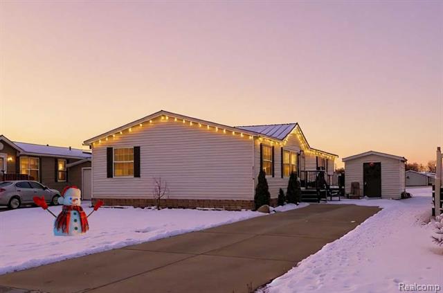 front view picture of 29224 Hidden River Dr, Rockwood, MI. 48173