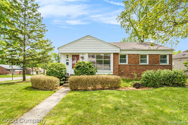 front view picture of 31667 Folkstone Dr, Farmington, MI. 48336