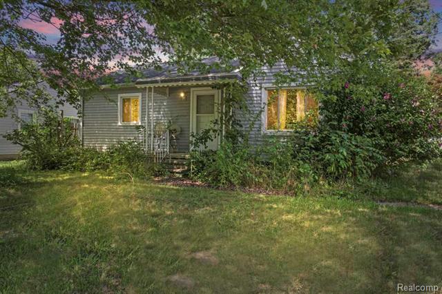 front view picture of 29622 W Huron River Dr, Flat Rock, MI. 48134
