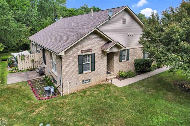 front view picture of 25452 Grove Ct, Flat Rock, MI. 48134