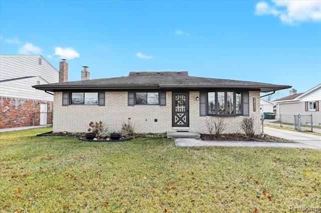 front view picture of 20227 Roche Rd, Trenton, MI. 48183