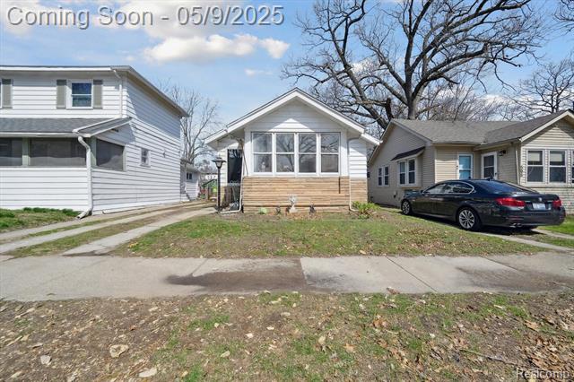 front view picture of 587 E Drayton St, Ferndale, MI. 48220