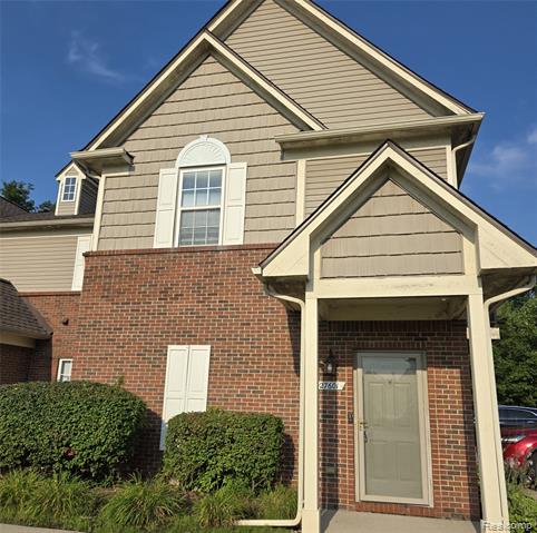 front view picture of 27601 Hidden Oaks Dr, Trenton, MI. 48183