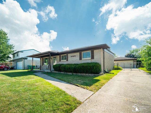 front view picture of 27354 Oakcrest Dr, Trenton, MI. 48183