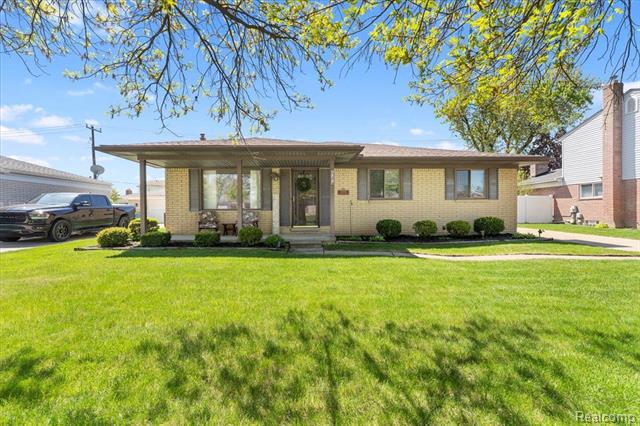 front view picture of 27274 Oakcrest Dr, Trenton, MI. 48183
