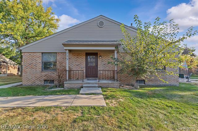 front view picture of 27044 Winchester Ct, Trenton, MI. 48183