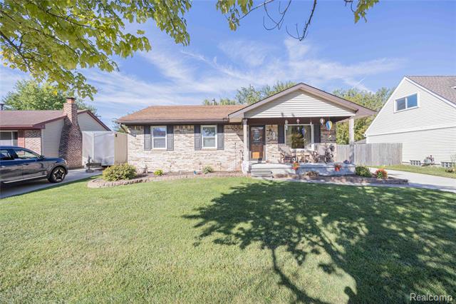 front view picture of 25298 Castlewood, Trenton, MI. 48183