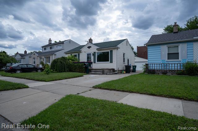 front view picture of 2529 Mcdowell St, Ferndale, MI. 48220