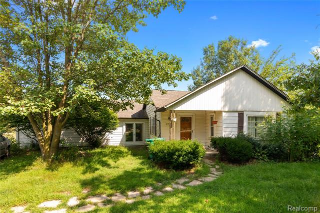 front view picture of 21925 Waltz Rd, New Boston, MI. 48164