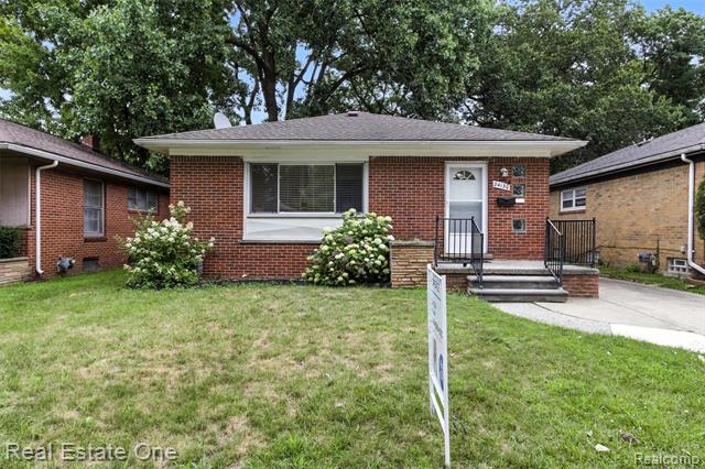 front view picture of 24130 Oneida Ave, Oak Park, MI. 48237